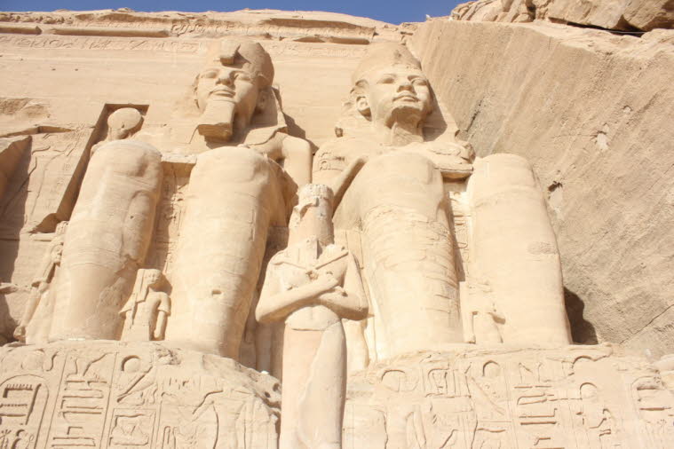 Die Fassade des Großen Tempels von Abu Simbel, mit vier kolossalen Statuen des Pharaos mit der doppelten Atef-Krone von Ober- und Unterägypten. Er gilt allgemein als der großartigste und schönste Tempel, der während der Herrschaft von Ramses II. in Auftra§