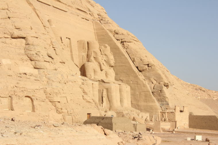 0Abu Simbel, Standort von zwei Tempeln, die vom ägyptischen König Ramses II. (regierte 1279–13 v. Chr.) In der Antike lag das Gebiet an der Südgrenze des pharaonischen Ägyptens gegenüber Nubien. Die vier kolossalen Statuen von Ramses vor dem Haupttempel sF