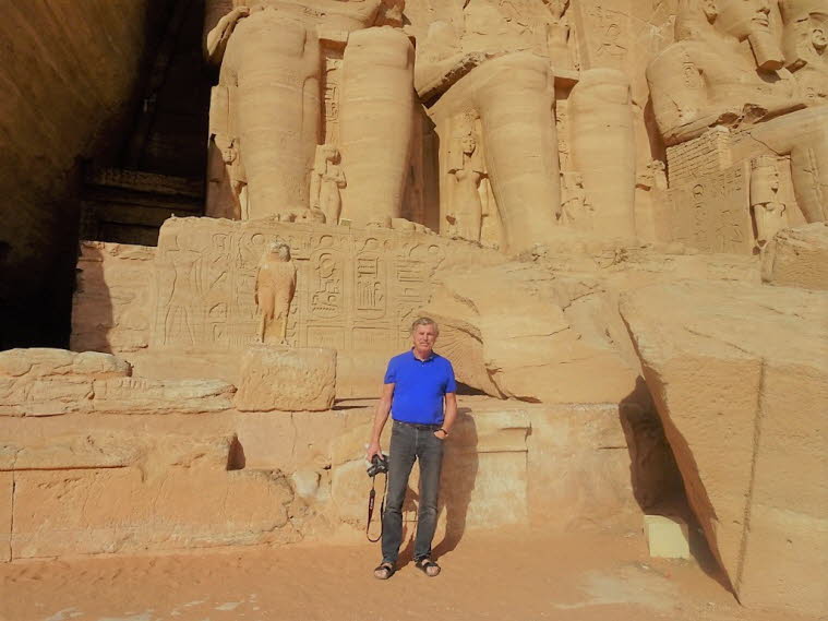 Die 20 Meter hohen sitzenden Figuren von Ramses sind gegen die vertiefte Seite der Klippe gesetzt, zwei auf jeder Seite des Eingangs zum Haupttempel. Um ihre Füße sind kleine Figuren geschnitzt, die Ramses' Kinder darstellen, seine Königin Nefertari und s

