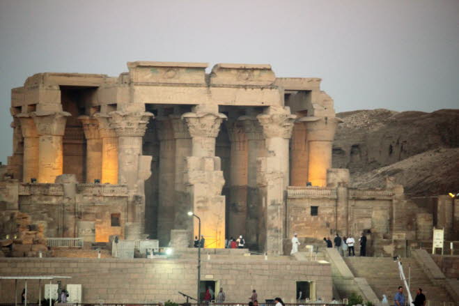Den Tempel erreicht man auf dem Weg von Luxor nach Assuan bei einer Felucca-Fahrt oder einer Nilkreuzfahrt oder bei einem Tagesausflug von Assuan. Die Symmetrie der Tempelanlage ist eine Hommage an die mythische Verbindung der beiden Götter. Der Tempel wuÅ