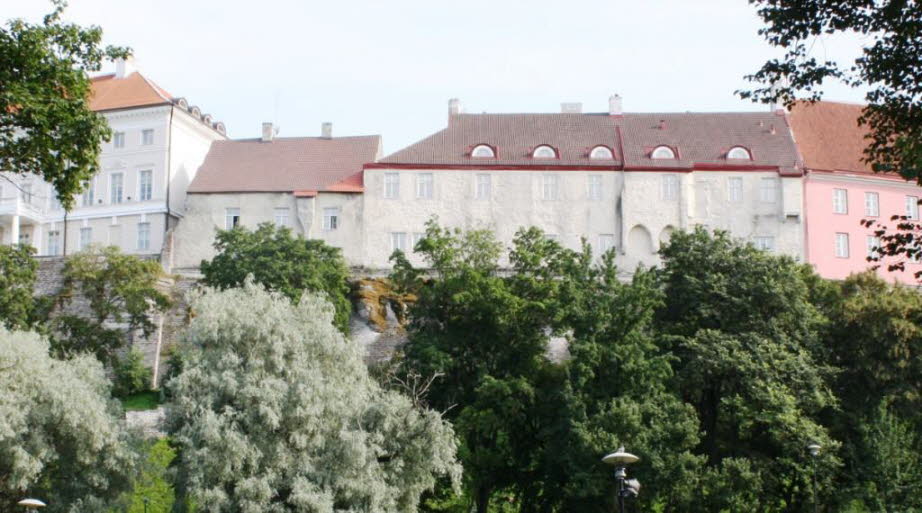 Die berühmte mittelalterliche Altstadt von Tallinn befindet sich im Herzen des Stadtteils Toompea (Domberg) im Südwesten, auf einem 50 Meter hohen Kalkhügel. Etwa 80 Prozent der Gebäude und Kopfsteinstraßen stammen noch aus dem 11. Jahrhundert, weshalb dió
