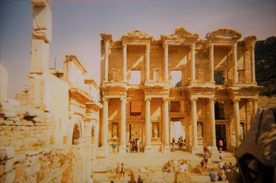 Ephesos war im Altertum eine der ltesten, grten und bedeutendsten Stdte Kleinasiens und beherbergte mit dem Tempel der Artemis eines der Sieben Weltwunder. Der erste Tempel wurde etwa 460 v. Chr. gebaut und die Bauzeit fr den gewaltigen Tempel dauert