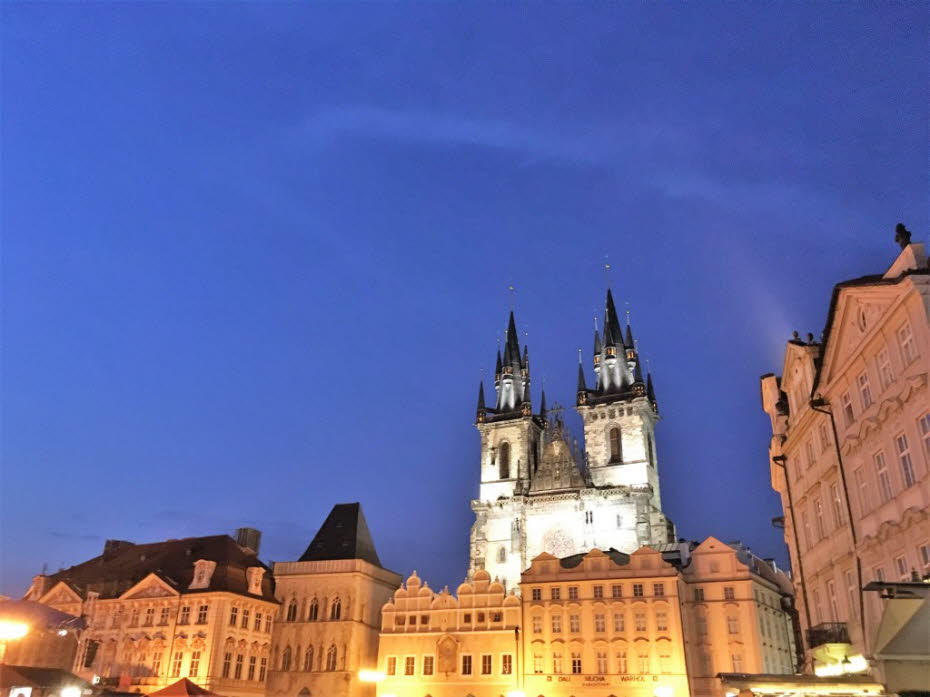 Abendspaziergang in Prag: Kirche Unserer Lieben Frau vor Týn: Kirche der ersten Wahl in der Altstadt. Ihre markanten gotischen Zwillingstürme machen die Teynkirche zu einem unverwechselbaren Wahrzeichen der Altstadt. Wie aus einem Märchen aus dem 15. Jahr