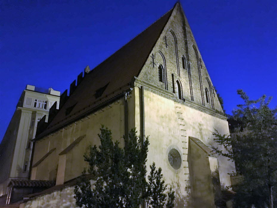 Altneu-Synagoge: Die Altneu-Synagoge ist die älteste Stätte der Prager Judenstadt und die älteste erhaltene Synagoge Europas. Sie ist seit mehr als 700 Jahren die Hauptsynagoge der Prager jüdischen Gemeinde. Sie wurde im letzten Drittel des 13. JahrhunderŒ