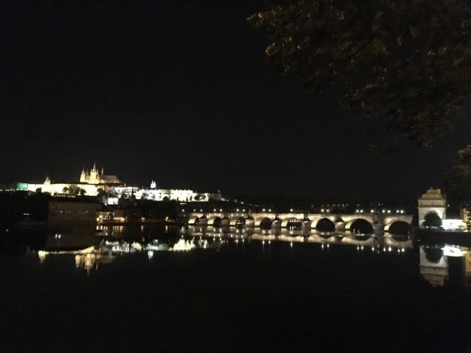 Karlsbrücke bei Nacht: Die Karlsbrücke war bis ins 19. Jahrhundert die einzige Brücke in Prag. Sie war daher eine äußerst wichtige Straße, über die Menschen und Güter von einem Moldauufer zum anderen transportiert wurden. Dem wurde durch eine Reihe von Ma#