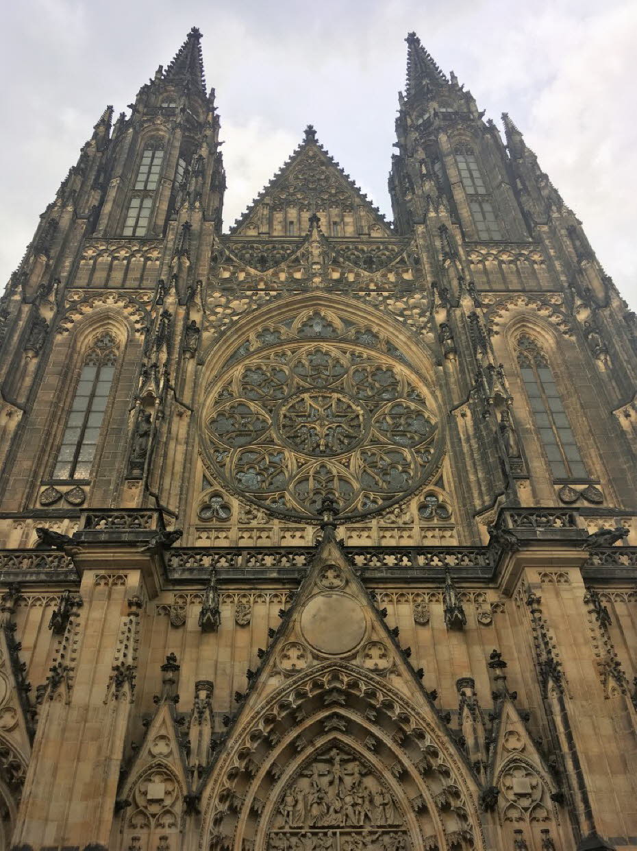 Der Veitsdom auf der Prager Burg ist die Kathedrale des Erzbistums Prag und das größte Kirchengebäude Tschechiens: Veitsdom: Ein denkwürdiges Datum in der Prager Geschichte ist der 21. November 1344. Es war der Tag, an dem der böhmische König Johann von L)