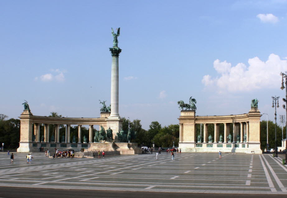 Der Heldenplatz in Budapest: 1896 wurde das Milleniumsdenkmal in Auftrag gegeben und 1929 fertig gestellt. Anlass dafür war die Milleniumsaustellung in Budapest in 1896. Die Regierung wollte ein Denkmal für die Helden der ungarischen Geschichte errichten.r