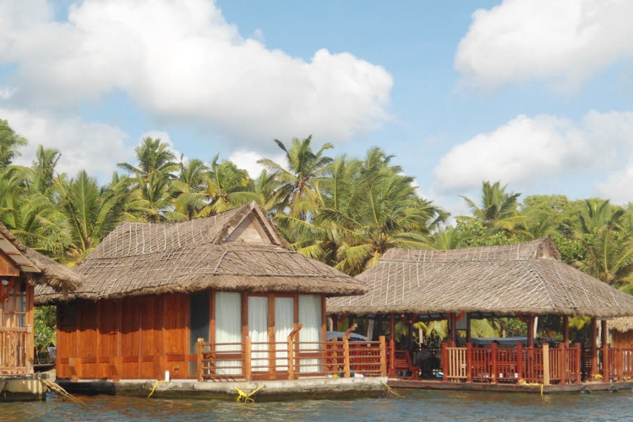 Das Poovar Island Resort ist ein tropisches Paradies, umgeben von ruhigen Backwaters in Kerala, flankiert vom Arabischen Meer im Osten und den majestätischen hoch aufragenden Ghats im Westen, die sich zum Meer und einem traumhaften goldenen Strand öffnen.