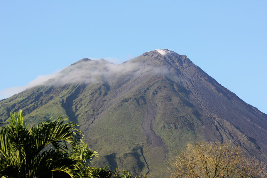 Costa Rica Vulkan Arenal: Arenal ist der aktivste Vulkan der westlichen Hemisphäre und seine Präsenz dominiert die nördliche Stadt La Fortuna. Wenn Poás und Irazú haben Arenal hat nur Ihren Appetit auf Vulkane geweckt und Sie zum Sabbern gebracht. Arenal 