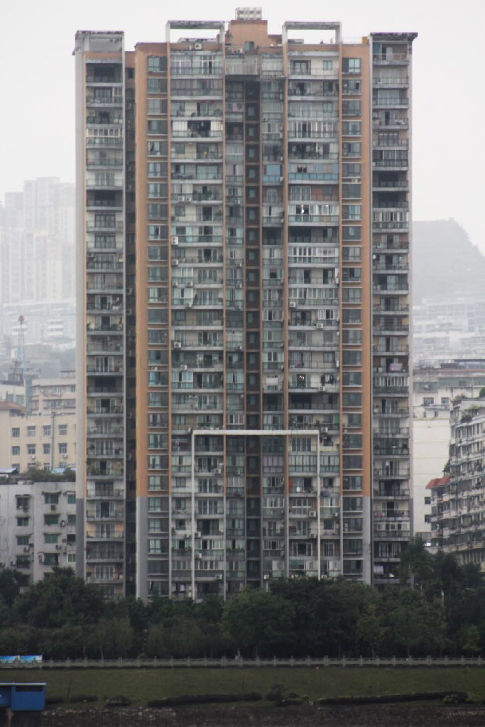 Chongqing / China: Viele Elemente der modernen Stadtplanungspolitik hatten verheerende Folgen für die Bevölkerung und schufen mehr Probleme, als sie lösten. Fast alle historischen Häuser der auf steilen Hügeln erbauten und von ebensolchen umgebenen Bergst
