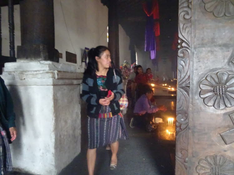 Der an jedem Donnerstag und Sonntag stattfindende Markt auf den Treppen der Kirche Santo Tomés in Chichicastenango, der größte in Mittelamerika, zieht neben Händlern und Käufern aus Guatemala – einheimische Quiché wie auch Mam, Ixil, Cakchiquel und andereu