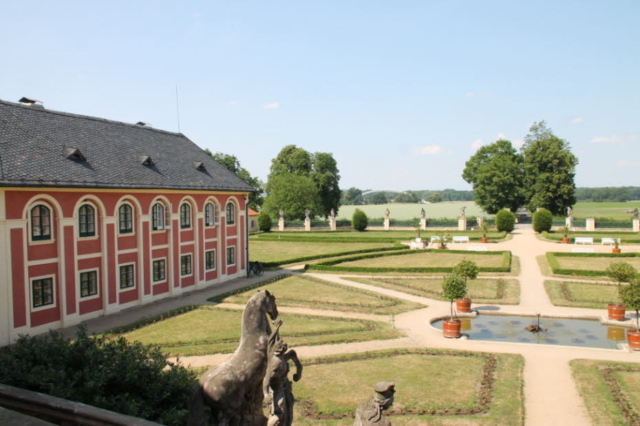 2. Tag von Prag nach Melnik Schloss Veltrusy - Das Schloss ließ 1716 Wenzel Graf Chotek von Chotkow als Landschloss im Stil des Barock auf einer älteren Anlage erbauen. Es verblieb bis zum Jahr 1945, dem Ende des Zweiten Weltkriegs im Eigentum der FamilieÙ