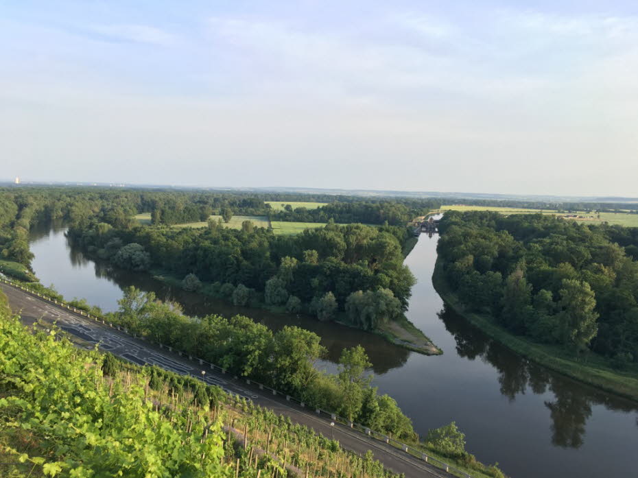 2. Tag von Prag nach Melnik - Am Zusammenfluss der Elbe mit Moldau (Vltava, aus dem altgermanischen Wilt ahwa – wildes Wasser) bei Melník hat die Elbe zwar den kleineren Durchfluss und ist kürzer, gilt aber trotzdem als größter Fluss Tschechiens (angeblicj
