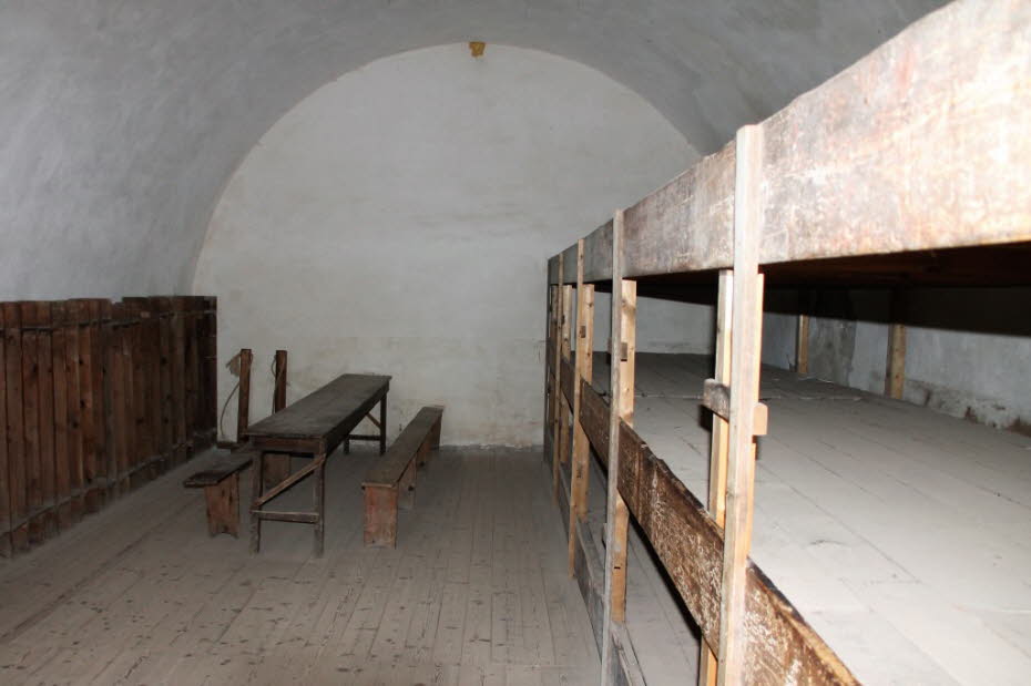 Die Kleine Festung Theresienstadt - Nach der Zerschlagung der Tschechoslowakei wurde unter der Besatzung durch Nazi-Deutschland im Juni 1940 in der Kleinen Festung ein Gestapo-Gefängnis eingerichtet. Von den Insassen kamen etwa 8.000 in anderen Lagern um,Ì