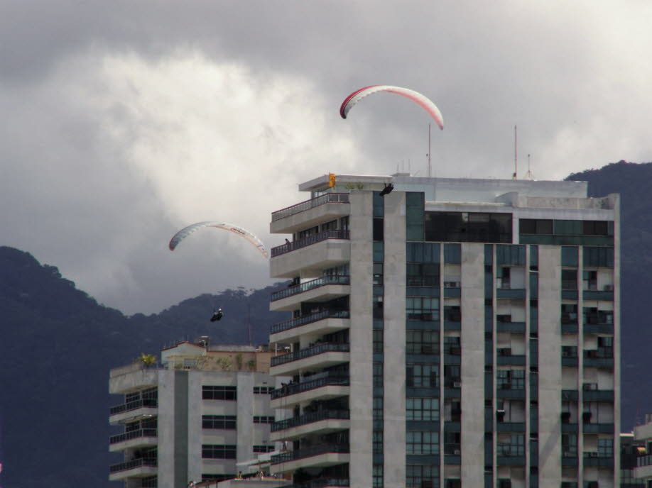 Paraglider am Strand von IpanemaParagliding in Rio de Janeiro ist ein Urlaubstipp für Adrenalin-Junkies. Gleitschirmfliegen in Rio de Janerio : Man startet an der Sao Conrado Beach und landet in Ipanema.. Der Flug geht über die Favelas Rocinha und VidigalT