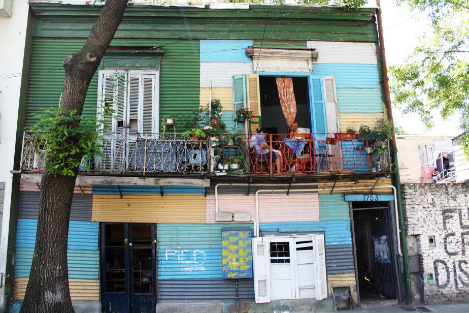 Haus in der Straße Caminito in La Boca in  Buenes Aires: Der Caminito ist eine ca. 100 Meter lange Fußgängerzone im Stadtteil La Boca in der argentinischen Hauptstadt Buenos Aires. Im frühen 19. Jahrhundert verlief entlang der heutigen Straße ein kleiner 