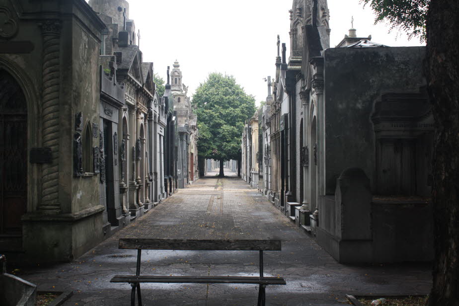 Der Friedhof La Recoleta (spanisch: Cementerio de la Recoleta) ist ein Friedhof im Stadtteil Recoleta in Buenos Aires, Argentinien. Es enthält die Gräber von persönlichkeiten Persönlichkeiten, darunter Eva Peron, Präsidenten Argentiniens, Nobelpreisträger-