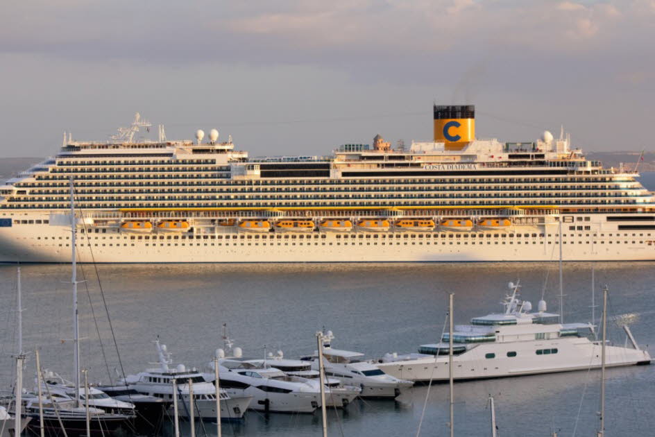 Costa Diadema: Die Costa Diadema ist ein Kreuzfahrtschiff der Costa Crociere, das 2014 in Dienst gestellt wurde.Die Costa Diadema ist das größte unter italienischer Flagge fahrende Kreuzfahrtschiff. Das Schiff ist 306 Meter lang und 37,2 Meter breit und m´