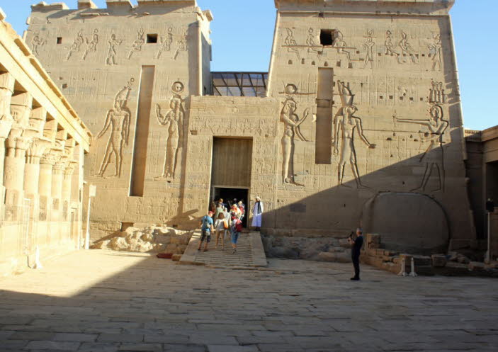 Der zweite Pylon: Der Zweite Pylon bietet einen angemessen königlichen Eingang zum Allerheiligsten des Tempels, mit einem herrlichen Tor von 32 Metern Breite und 12 Metern Höhe. Die Reliefs an der Mitteltür stammen von Euergetes II. Vor der Tür stehen die.