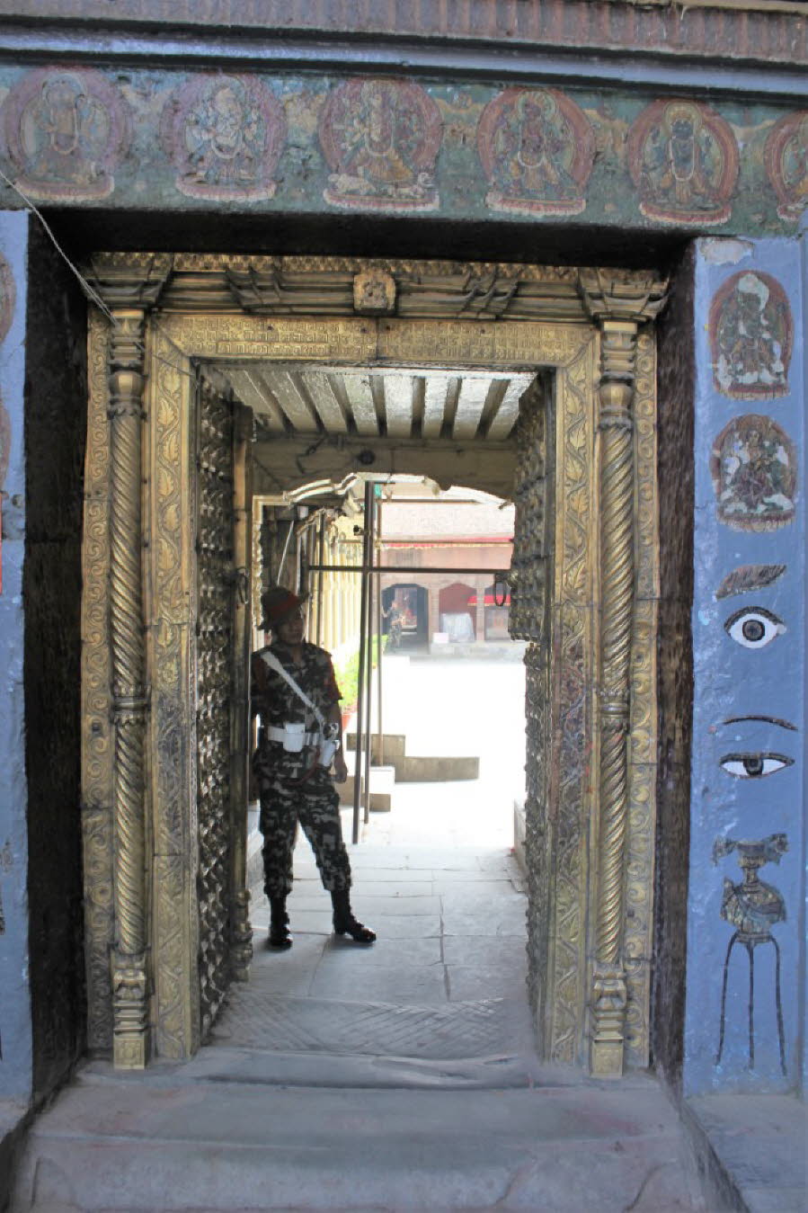 Kumari-Tempel-Palast am Durbar-Platz in Kathmandu Nepal eine Form der Durga darstellt. Die Anfänge dieser Tradition reichen bis ins 14. Jahrhundert zurück. Kumaris gibt es neben Kathmandu u. a. auch in Lalitpur, Bhaktapur, Bungamati, Kwa Bahal, und Tokha.
>