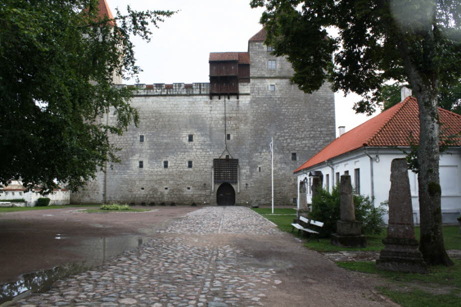 Kuressaare auf der Insel Saaremaa - Die Insel Saaremaa wurde 1227 durch den Schwertbrüderorden unter Volkwin von Naumburg zu Winterstätten erobert. Sie fiel kurze Zeit später unter die Herrschaft des Deutschen Ordens, nachdem sich dieser mit dem Schwertbr`