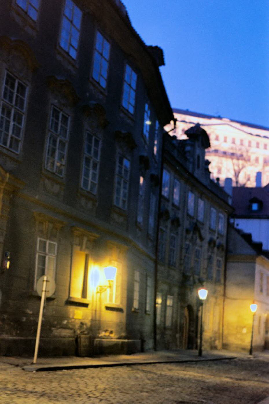 Gasse an der Burg 1991 auf der Kleinseite: Der auch als Malá Strana bekannte Stadtteil befindet sich auch der Seite mit der Prager Burg. Es gilt als die hügeligste Seite von Prag. Malá Strana (tschechisch für "Kleinseite (des Flusses)", deutsch: Prager Kl