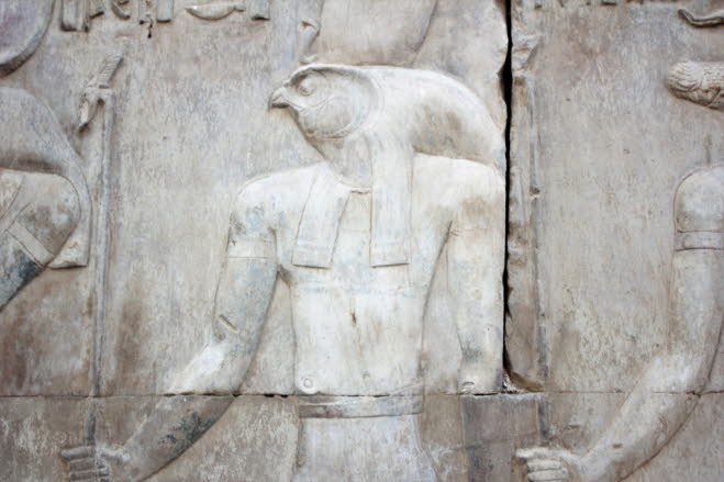 Horus  war ein Hauptgott in der frühen Mythologie des Alten Ägypten. Horus, ägyptisch Hor, Har, Her oder Heru, in der altägyptischen Religion ein Gott in Form eines Falken, dessen rechtes Auge die Sonne oder der Morgenstern war, der Macht und Quintessenz ¨