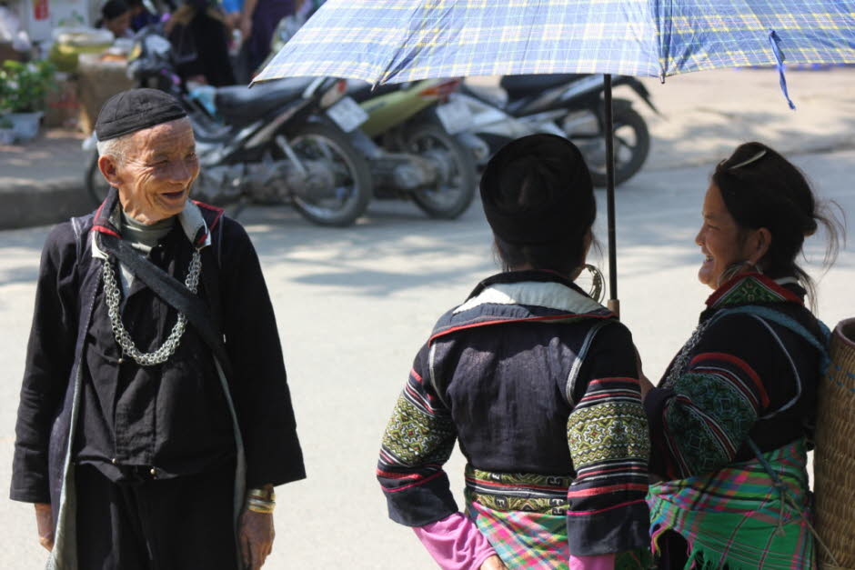 Sa Pa Die Hmong  - Die Hmong sind ein indigenes Volk Südostasiens. Sie leben hauptsächlich in den bewaldeten Berggebieten des südlichen China (Provinzen Guizhou, Sichuan, Yunnan und das Autonome Gebiet Guangxi), Laos, Vietnam und Thailand. In China sind så