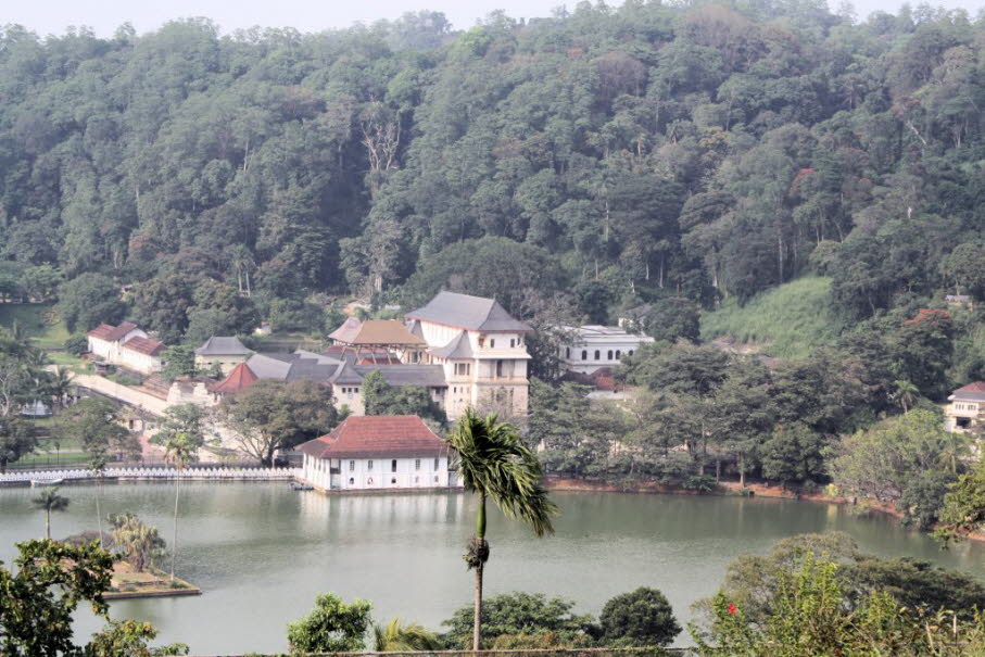 Kandy Die Stadt liegt am Kandy Lake im Herzen der Stadt. Er wurde im Jahre 1810 angelegt und erhielt den Namen Kiri Muhuda, was übersetzt Milchsee bedeutet. Nachdem Sri Lanka, das damalge Ceylon, Teil des Britischen Weltreichs wurde, ließen die Briten den
/