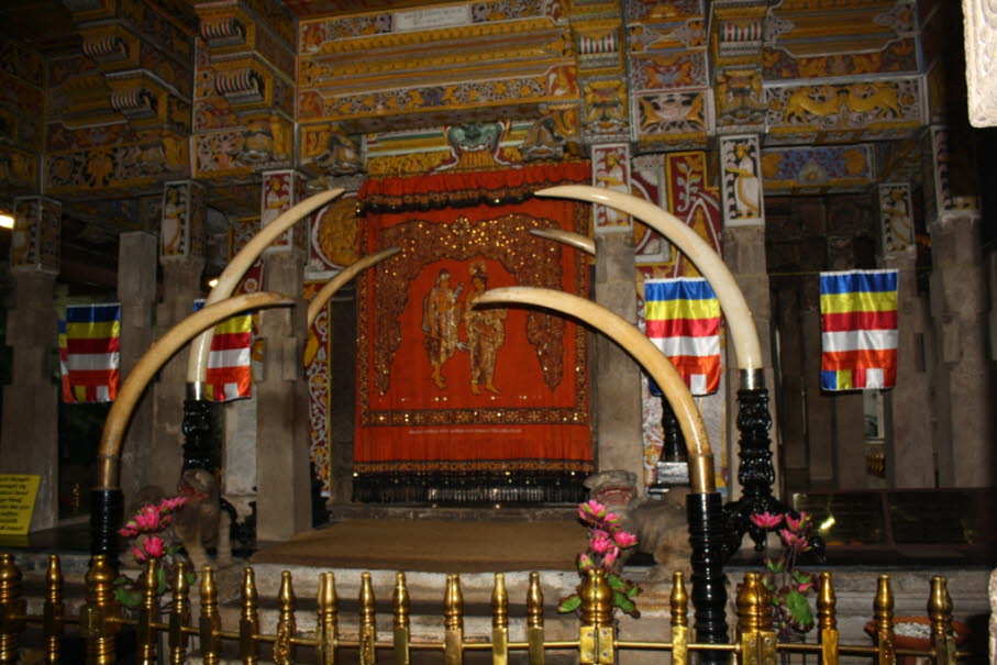 Zahntempel oder Sri Dalada Maligawa TempelSri Dalada Maligawa oder der Tempel der heiligen Zahnreliquie ist ein buddhistischer Tempel in der Stadt Kandy , Sri Lanka . Es befindet sich im königlichen Palastkomplex des ehemaligen Königreichs von Kandy , dase