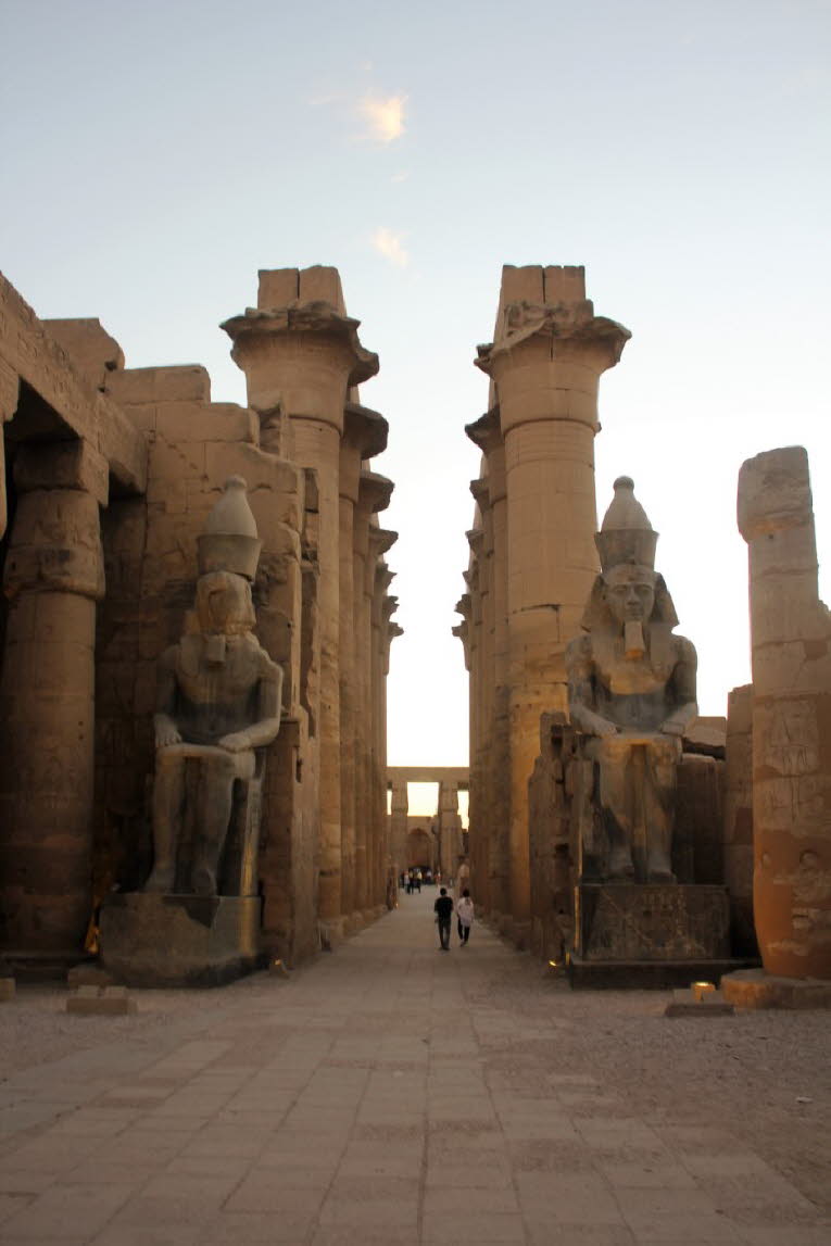 In der modernen Stadt Luxor befindet sich die berühmte Stadt Theben (Waset, auf Altägyptisch), die Stadt der Hundert Tore. Sie war ab der 12. Dynastie (1991 v. Chr.) die Hauptstadt Ägyptens und erreichte ihren Höhepunkt während des Neuen Reiches. Von hier
