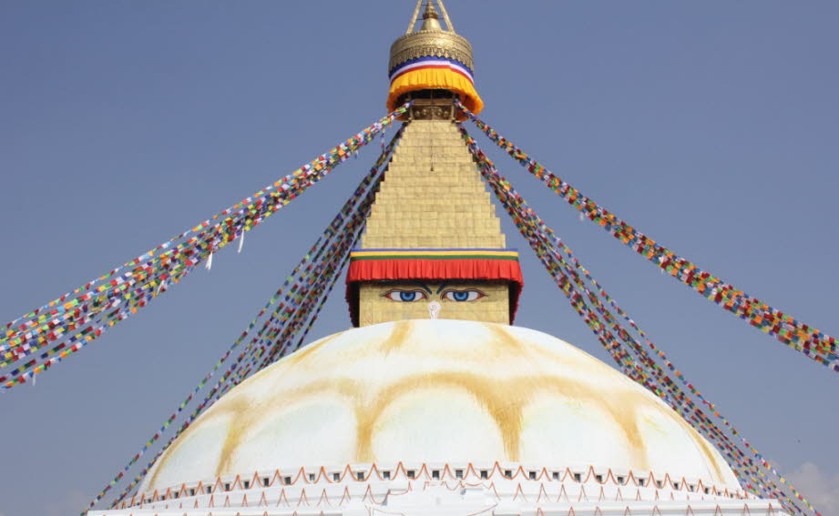 Boudhanath Buddhist Temple: Bis in die achtziger Jahre stand die große Stupa von Bodnath in einem eigenen kleinen Dorf mitten zwischen Feldern. Mittlerweile staut sich der stinkende und lärmende Verkehr fast rund um die Uhr in der Hauptverkehrstrasse und R