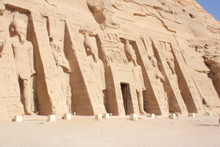 Nördlich des Haupttempels befindet sich ein kleinerer, der Nefertari zur Verehrung der Göttin Hathor gewidmet ist und mit 10,5 Meter hohen Statuen des Königs und der Königin geschmückt ist. Als Mitte des 20. Jahrhunderts der Stausee, der durch den Bau des€