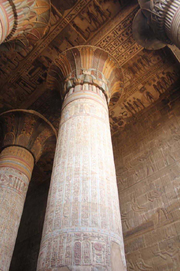 Den Eingang zu jedem Raum flankieren Sänften mit dem Pharao Trajan, der von sechs Priestern in einer Sänfte getragen wird, mit Schakal- und Falkenmasken der Götter. Die interessantesten Inschriften in diesem Tempel sind auf dem Dach zu finden, das mit ast