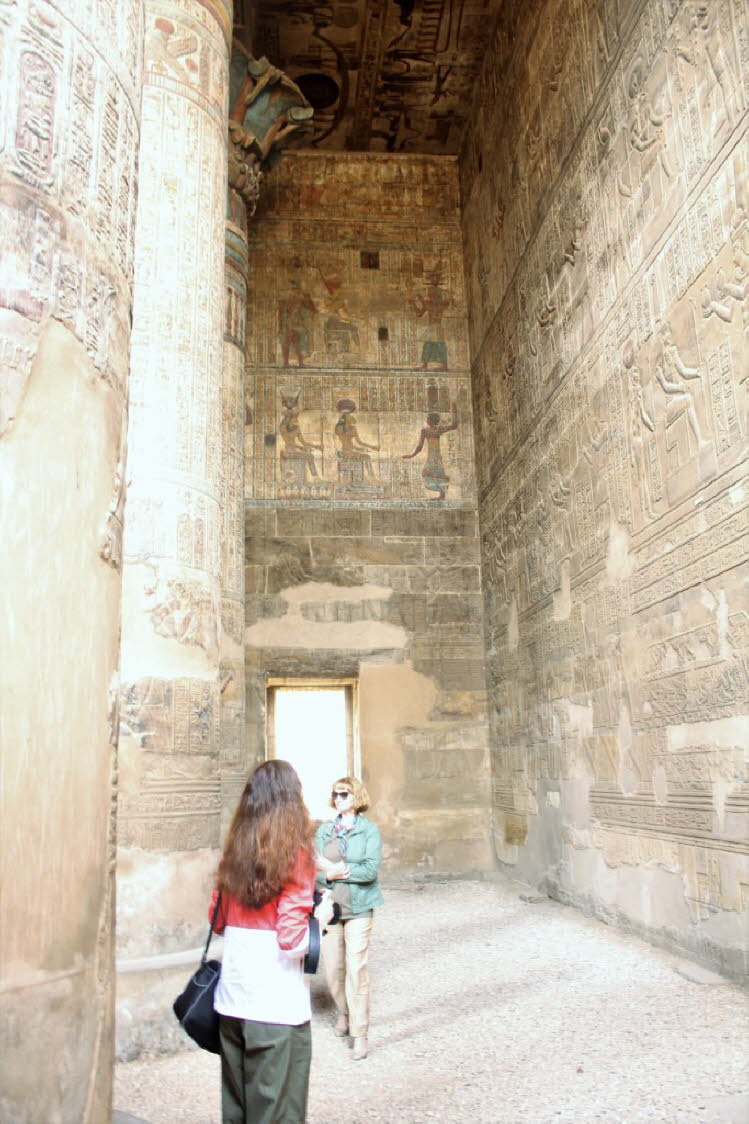 Die Bedeutung von Ritualen in alten Esna-Tempeln: Wenn man den Tempel von Esna betritt, ist die Liebe zum Detail beim Bau dieses Tempels leicht zu erkennen. Als heilige Kultstätte galten die alten Ägypter, die den Tempel von Esna betraten, strenge Regeln "