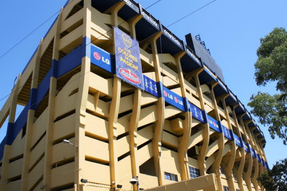 Fußballstadion im Stadtteil La Boca: La Bombonera, offiziell Estadio Alberto Jacinto Armando, ist ein Fußballstadion im Stadtteil La Boca von Buenos Aires (Argentinien). Es ist das Heimstadion des argentinischen Erstligisten Boca Juniors. Der Name „La Bom#