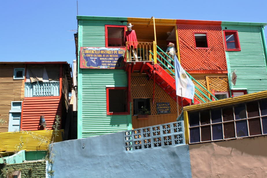 Haus in der Straße Caminito in La Boca in  Buenes Aires: Die Ecke der Straße Caminito war für einige Jahre der Schandfleck von La Boca, bis der Künstler Benito Quinquela Martín zu Farbeimern griff und die Fassaden entlang der Straße bunt anstrich. 1959 wuP