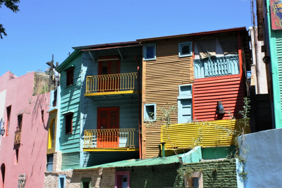 Haus in der Straße Caminito in La Boca in  Buenos Aires: Das Caminito (kleiner Weg, auf Spanisch) befindet sich in La Boca und ist ein Straßenmuseum mit bunt bemalten Häusern, die typisch für die Einwandererwohnungen sind, die gegen Ende des 19. und Anfan©