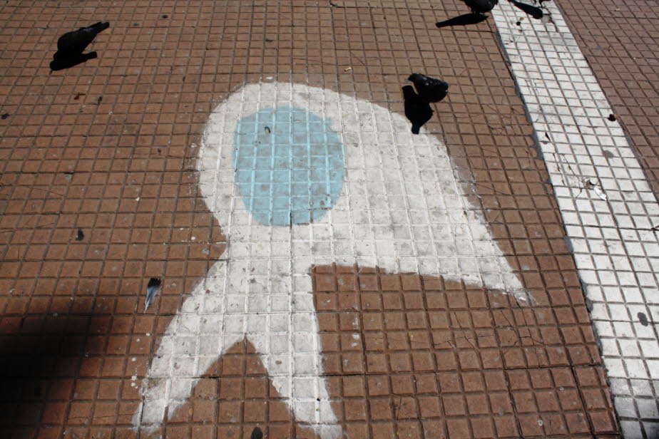 Die Madres de la Plaza de Mayo: Jeden Donnerstag demonstrieren vor der Casa Rosada – dem argentinischen Regierungssitz – die Madres de la Plaza de Mayo für die Erinnerung an die »Verschwundenen«. Am 24. März jedes Jahres, dem Gedenktag für die Opfer der M&