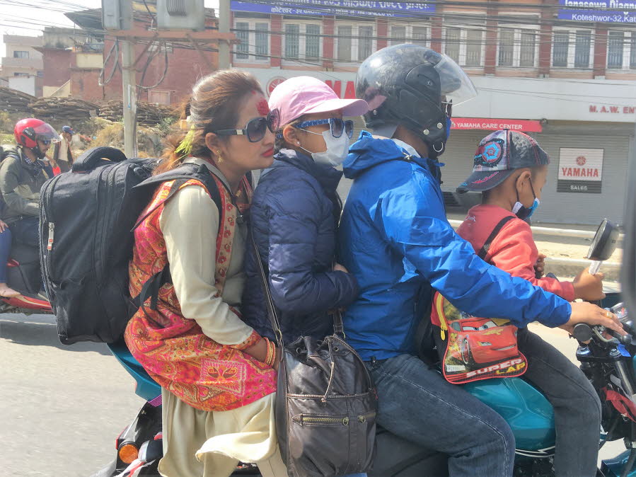 Da die Fahrzeuge oft alt sind, tragen viele Nepalesen Masken gegen die Abgase. Unerfahrene Touristen sollten Taxen nutzen. Taxen sind meistens die Fahrzeuge mit weißer oder roter Lackierung und haben einen kleinen „Taxi-Sticker“ an ihrer Front- und Hecksc
®