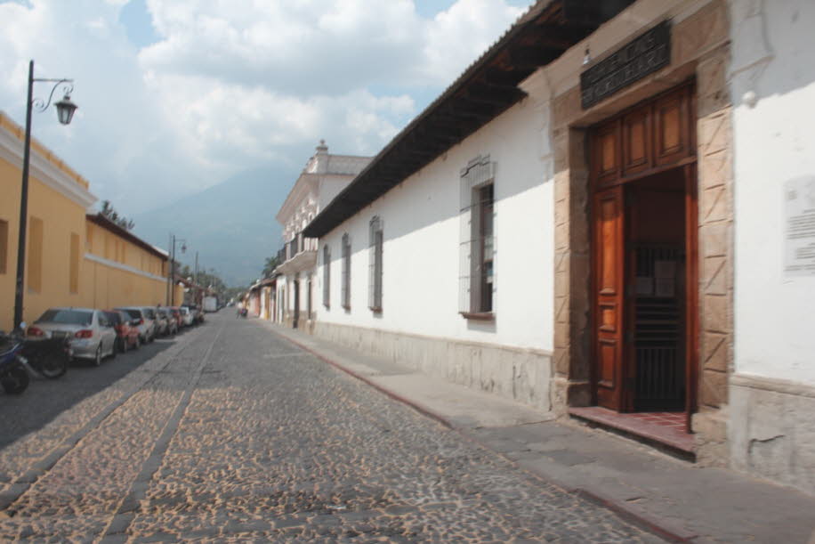 Antigua: La Antigua Guatemala (dt. „Alt-Guatemala“, Kurzform Antigua) ist eine etwa 35.000 Einwohner zählende Kleinstadt im zentralen Hochland Guatemalas. Antigua bietet so viel Geschichte, dass die antike Stadt fast unmöglich an einem einzigen Tag zu erk,