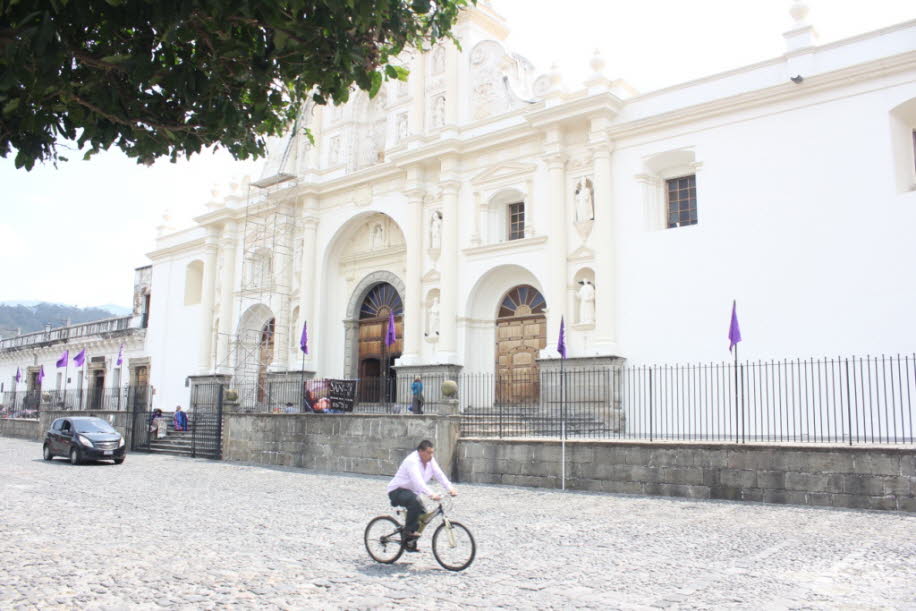 Fassade der ehemaligen Kathedrale San José: Am 29. Juli 1773, dem Tag des Festivals Santa Marta de Betania , ereignete sich gegen drei Uhr nachmittags ein starkes Erdbeben in der Stadt.  Eine Stunde später folgte ein heftiges Erdbeben, das etwa eine Minutƒ