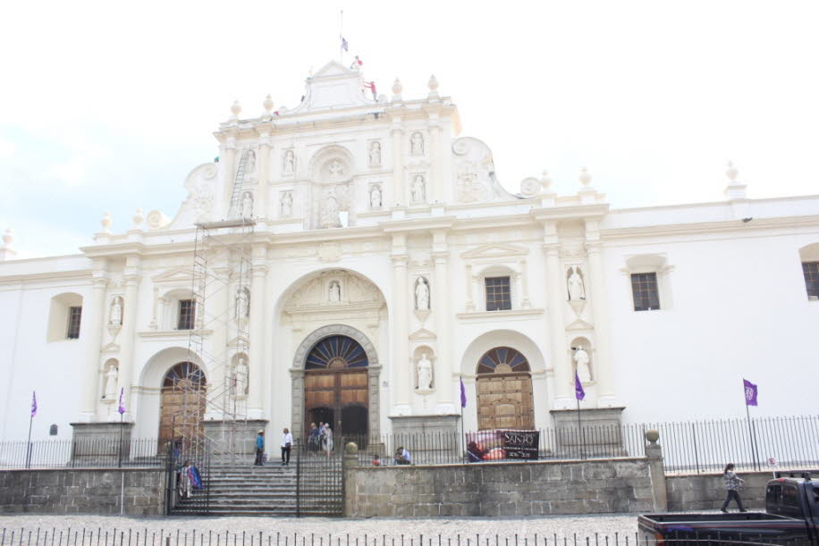 Fassade der ehemaligen Kathedrale San José: Bis 1773 war das Königreich Guatemala riesig, mit einer Gerichtsbarkeit von mehr als 2.400 Kilometern Länge, die im Süden vom Atlantik und vom Pazifik begrenzt wird . Es hatte drei Bistümer und ungefähr neunhundí