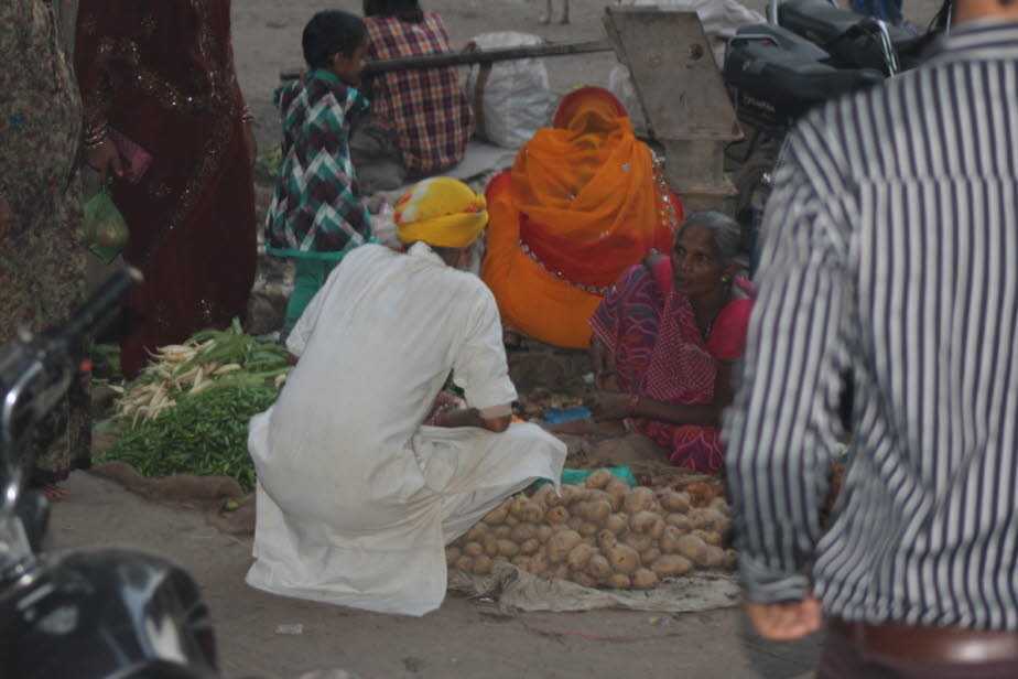 Straßenhändler in der Altstadt von Varanasi
