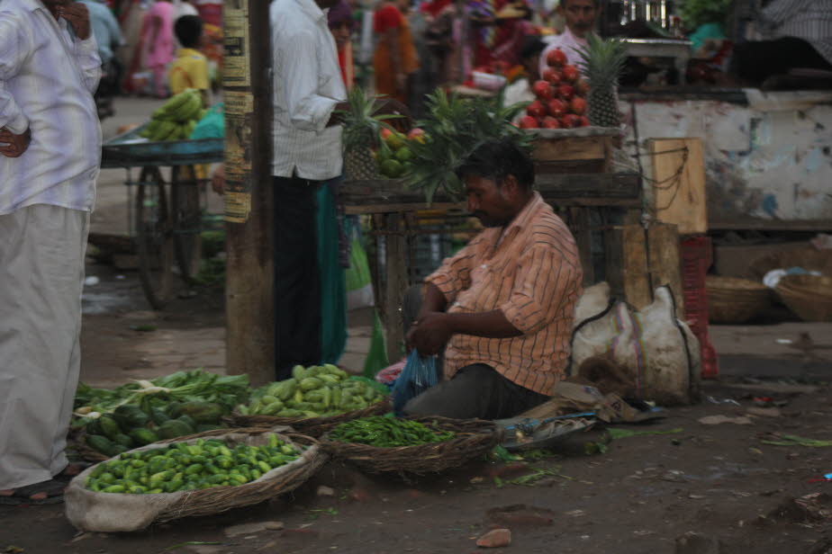 Straßenhändler in der Altstadt von Varanasi