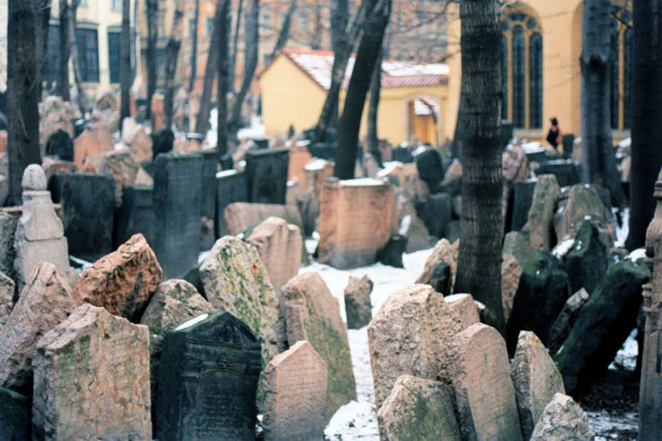 Jüdischer Friedhof mit Klausen-Synagoge im Hintergrund: Altstädter Ring mit sechs Synagogen. Eine davon ist die Spanische Synagoge, die im Jahr 1868 gebaut wurde. Da viele der ältesten Gebäude aus dem 13. Jahrhundert im Laufe der Jahre vor der Zerstörung Ü