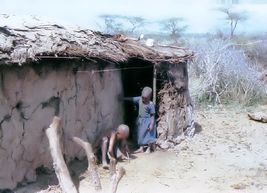 Ein Besuch in einem Massai-Dorf  in Kenia 1980: Soziales Leben, Status und Aufgaben werden von der Altersklasse des Massai bestimmt. Während die Jüngsten sich vorrangig um die Pflege des Viehs kümmern, verteidigen die jungen Männer die Familien. Im reifen®