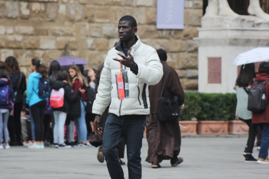 Suche von Käufern -Menschen in Florenz vor der Kopie von Michelangelos David 