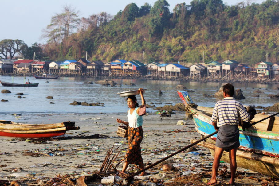 Ngapali Fischerhafen und Markt : Viele Fischer und viel Müll