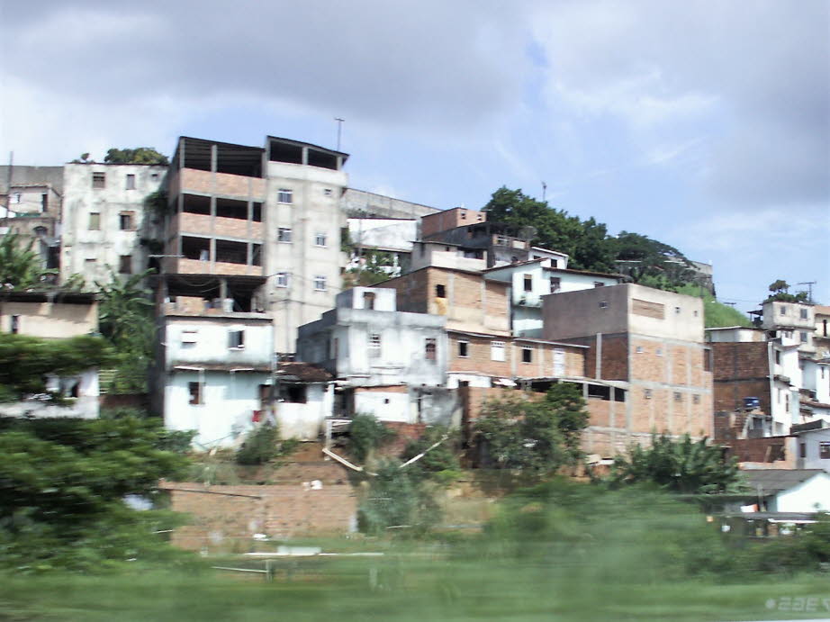Die hässliche Wahrheit über Salvador und so ziemlich jede große Stadt in Brasilien ist, dass es viele Favelas gibt... Für diejenigen, die noch nie von ihnen gehört haben, favelas sind die ärmsten Bezirke der Stadt und sie sehen mehr oder weniger wie die a